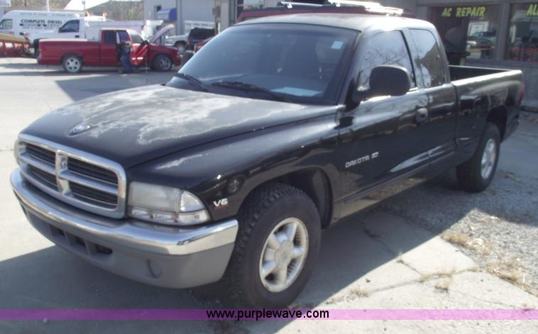 image for item C5731 1998 Dodge Dakota SLT club cab pickup truck