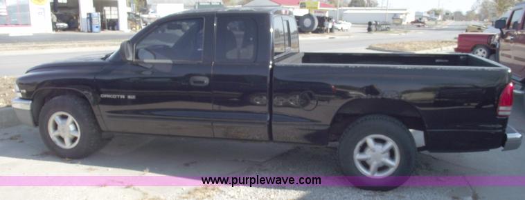 image for item C5731 1998 Dodge Dakota SLT club cab pickup truck