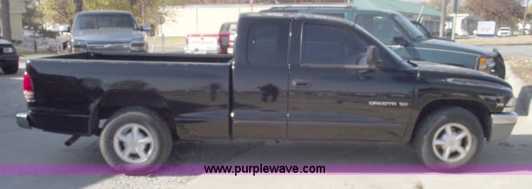 image for item C5731 1998 Dodge Dakota SLT club cab pickup truck