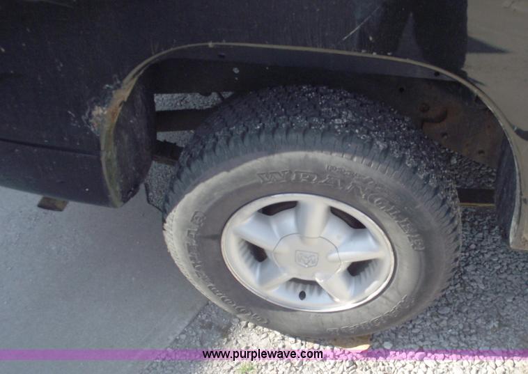 image for item C5731 1998 Dodge Dakota SLT club cab pickup truck