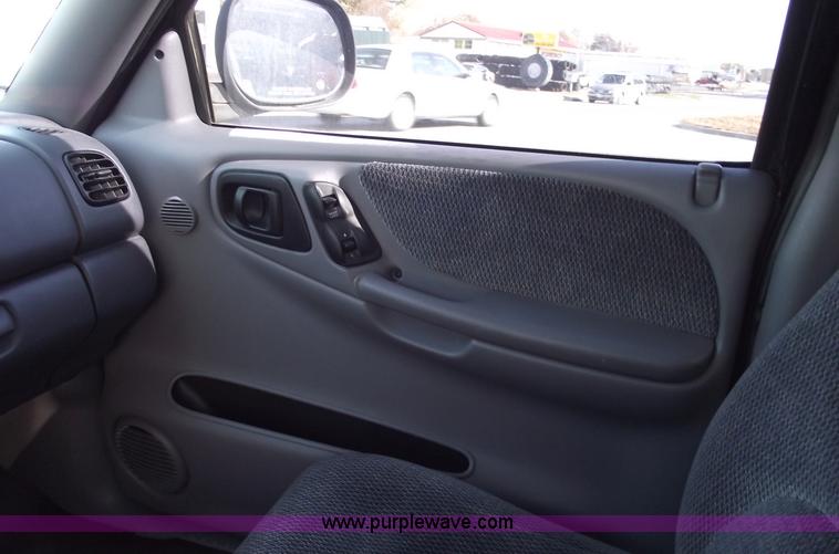 image for item C5731 1998 Dodge Dakota SLT club cab pickup truck