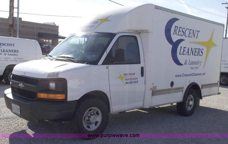 image for item C5765 2004 Chevrolet G3500 Express box truck
