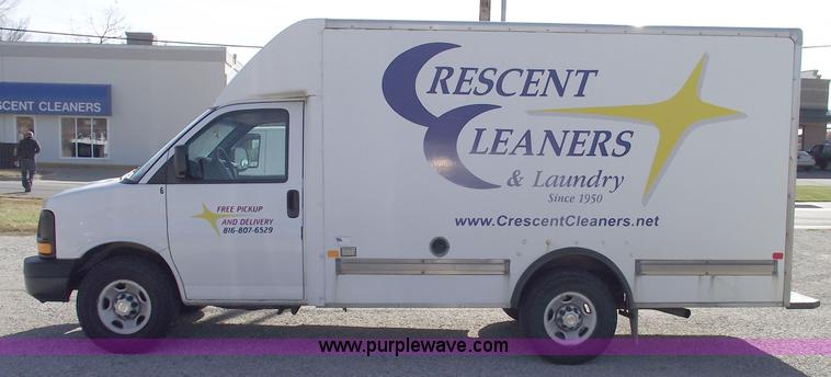 image for item C5765 2004 Chevrolet G3500 Express box truck