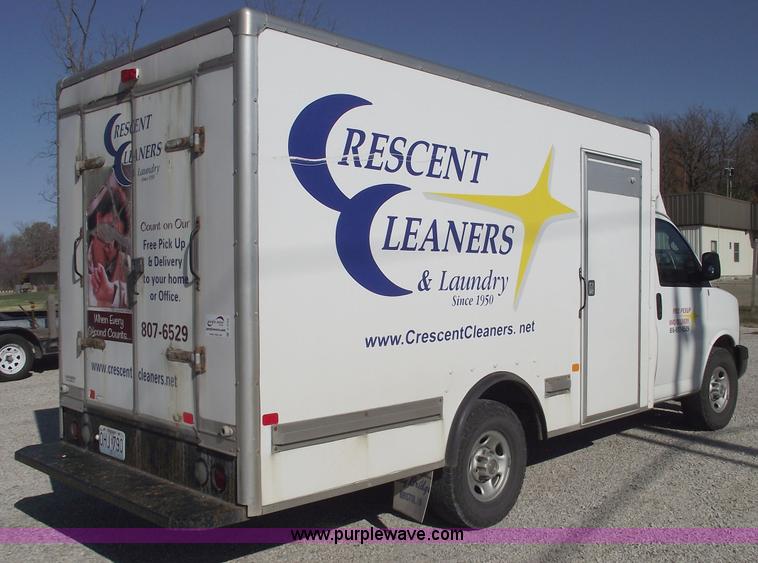 image for item C5765 2004 Chevrolet G3500 Express box truck