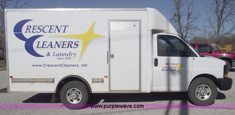 image for item C5765 2004 Chevrolet G3500 Express box truck