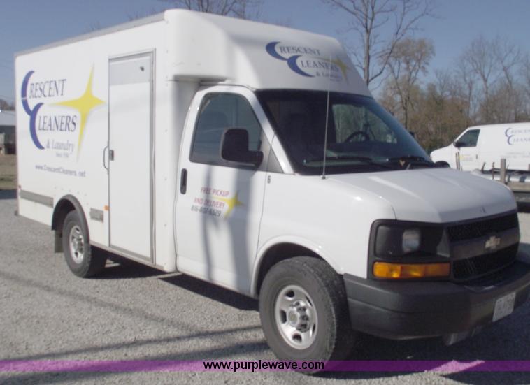 image for item C5765 2004 Chevrolet G3500 Express box truck