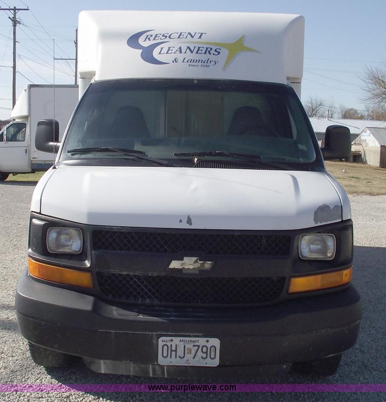 image for item C5765 2004 Chevrolet G3500 Express box truck