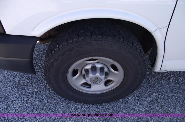 image for item C5765 2004 Chevrolet G3500 Express box truck