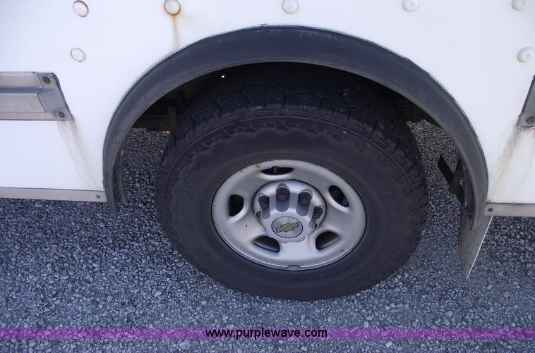 image for item C5765 2004 Chevrolet G3500 Express box truck