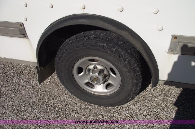 image for item C5765 2004 Chevrolet G3500 Express box truck