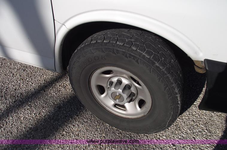 image for item C5765 2004 Chevrolet G3500 Express box truck