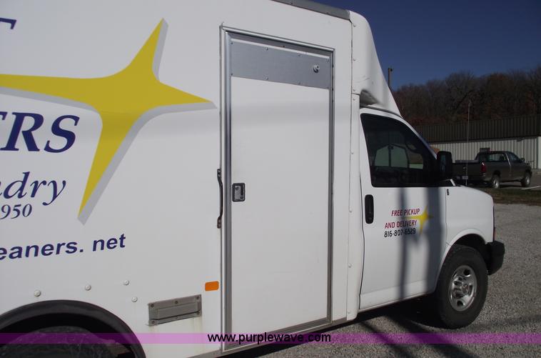 image for item C5765 2004 Chevrolet G3500 Express box truck