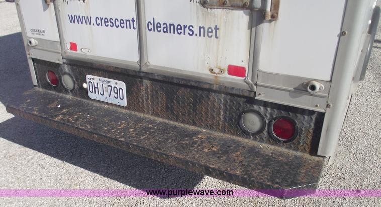 image for item C5765 2004 Chevrolet G3500 Express box truck