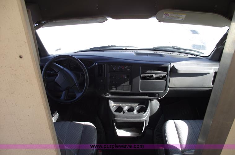 image for item C5765 2004 Chevrolet G3500 Express box truck