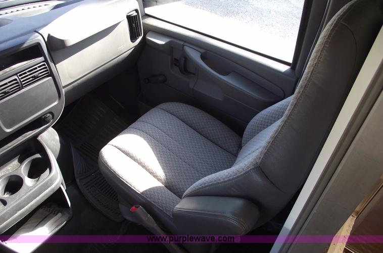 image for item C5765 2004 Chevrolet G3500 Express box truck