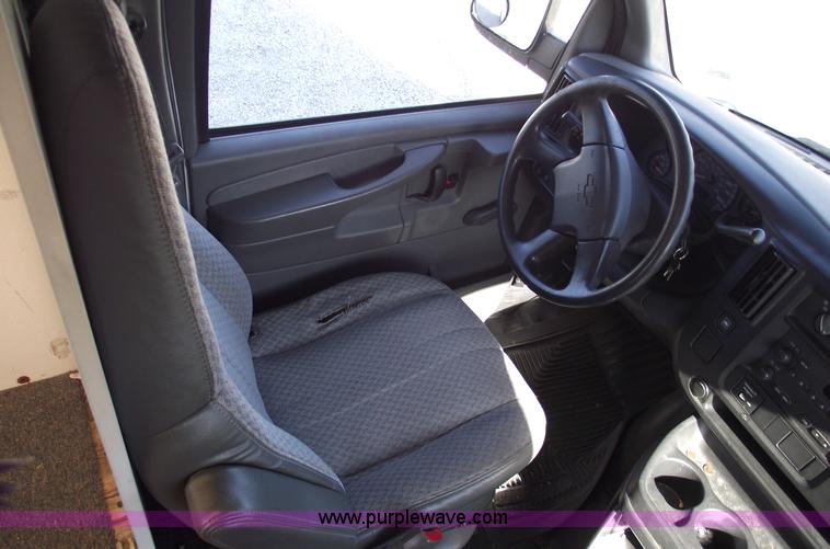 image for item C5765 2004 Chevrolet G3500 Express box truck