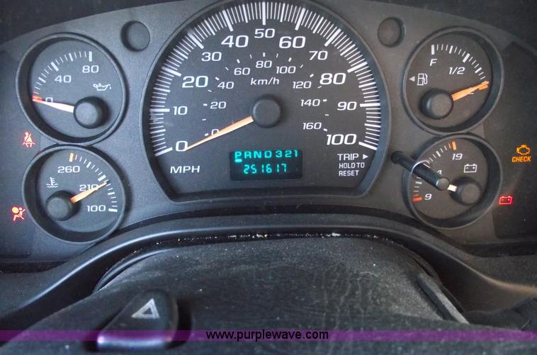 image for item C5765 2004 Chevrolet G3500 Express box truck