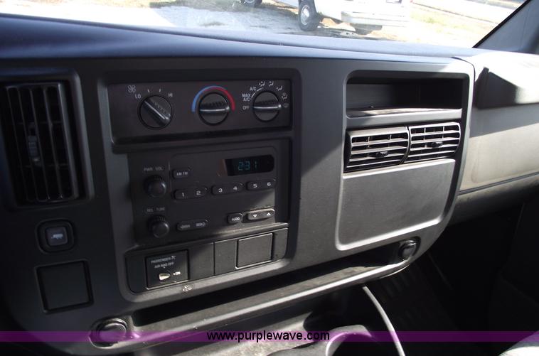 image for item C5765 2004 Chevrolet G3500 Express box truck