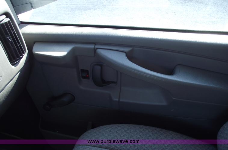 image for item C5765 2004 Chevrolet G3500 Express box truck
