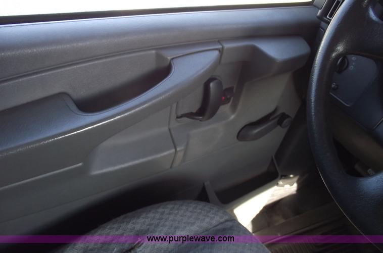 image for item C5765 2004 Chevrolet G3500 Express box truck