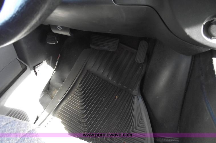 image for item C5765 2004 Chevrolet G3500 Express box truck