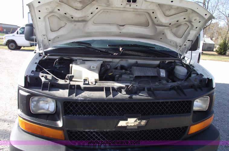 image for item C5765 2004 Chevrolet G3500 Express box truck