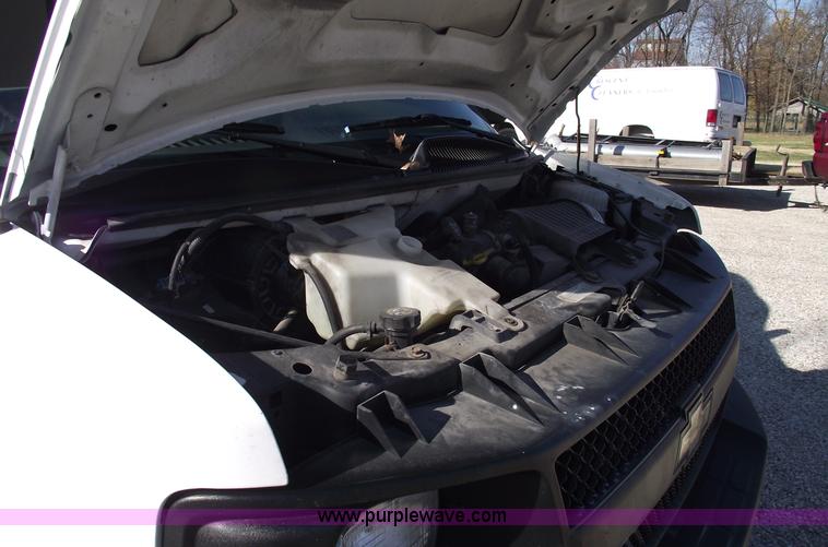 image for item C5765 2004 Chevrolet G3500 Express box truck