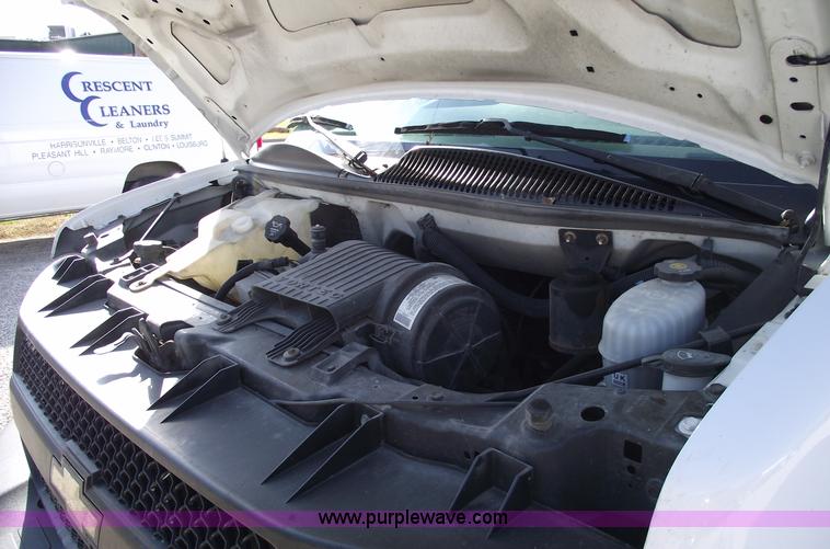 image for item C5765 2004 Chevrolet G3500 Express box truck