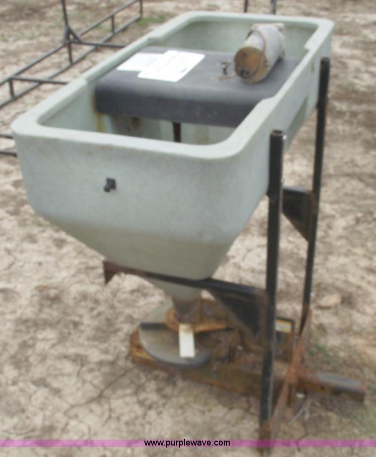 Snow Way salt spreader in Willard, MO Item C5800 sold Purple Wave