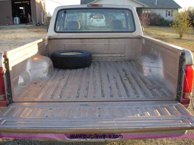 image for item D8616 1995 Ford F150 XLT super cab pickup truck