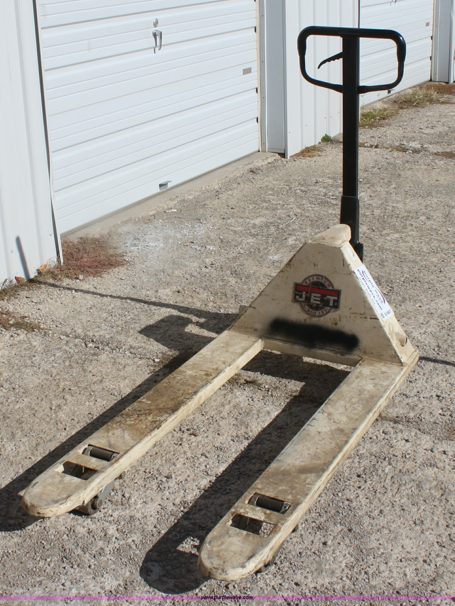 Jet pallet jack in Emporia, KS Item B8667 sold Purple Wave