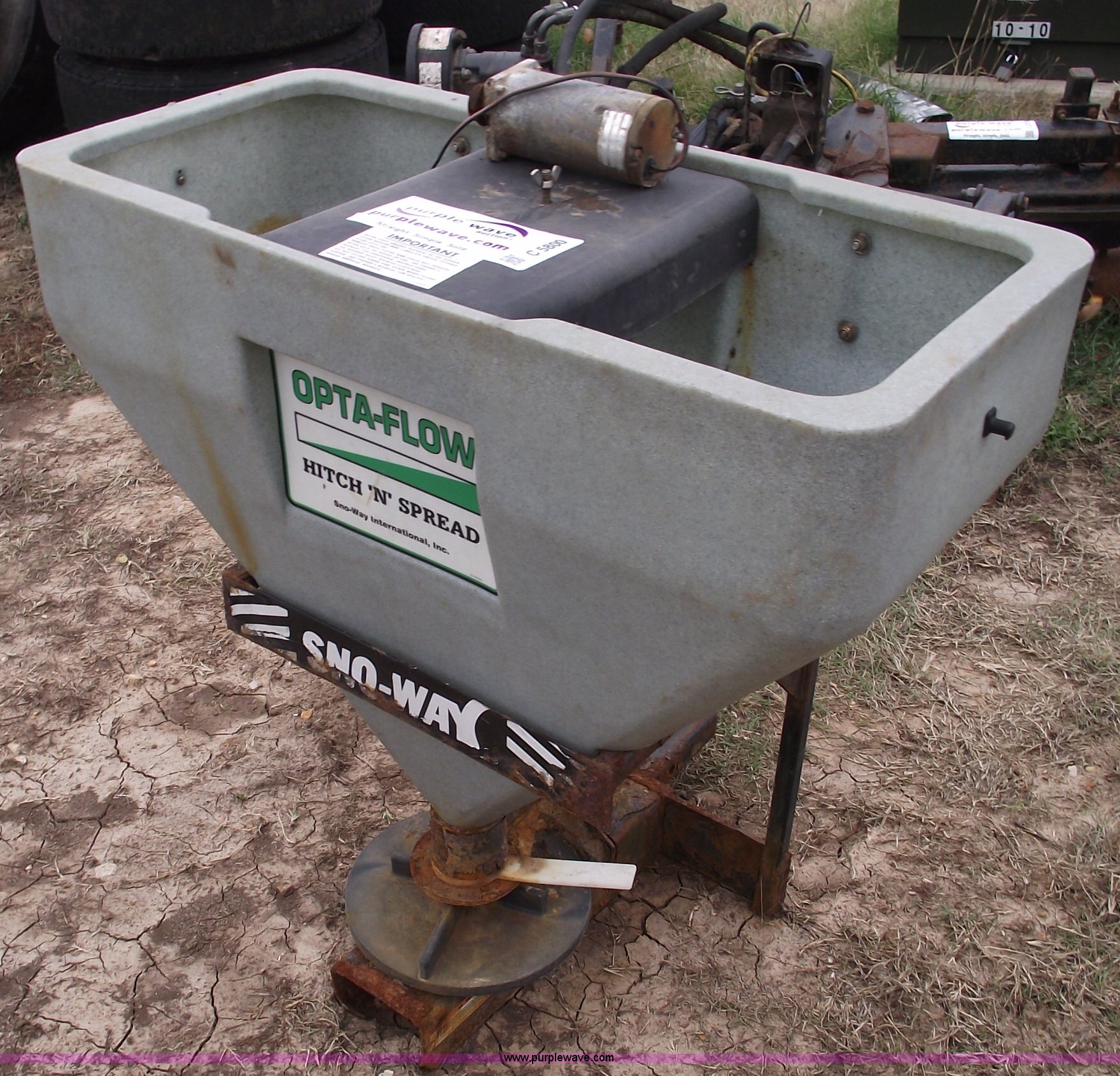 Snow Way salt spreader in Willard, MO Item C5800 sold Purple Wave