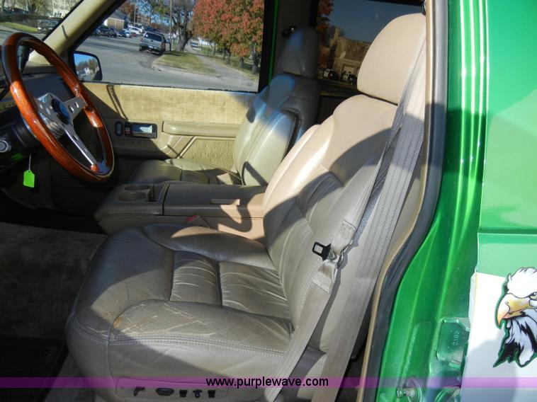 image for item A3307 1993 Chevrolet Suburban 1500 SUV