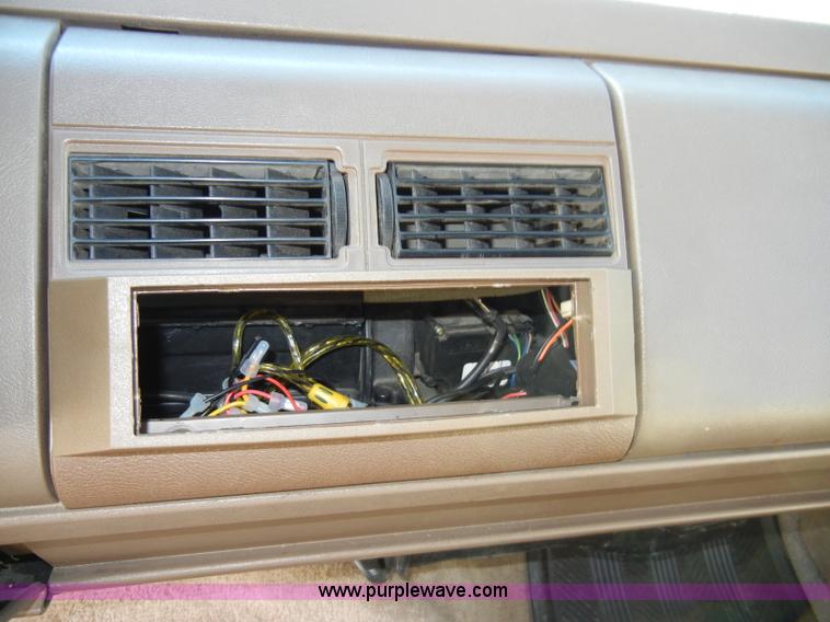 image for item A3307 1993 Chevrolet Suburban 1500 SUV