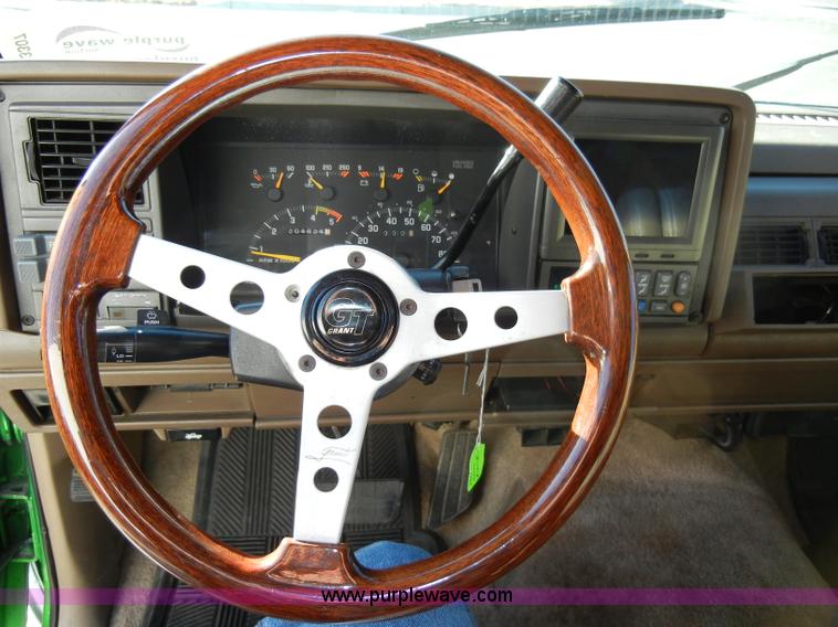 image for item A3307 1993 Chevrolet Suburban 1500 SUV