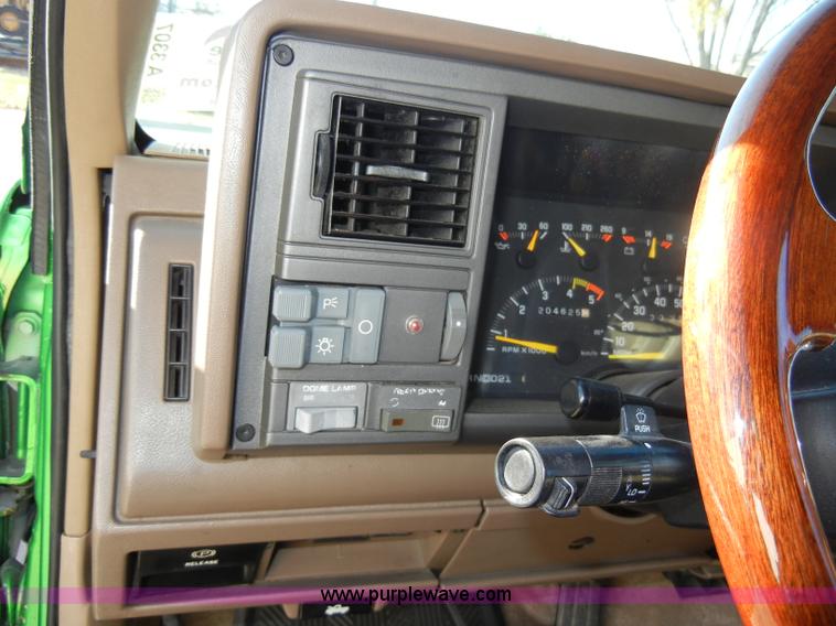 image for item A3307 1993 Chevrolet Suburban 1500 SUV