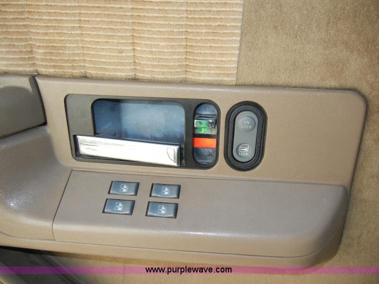 image for item A3307 1993 Chevrolet Suburban 1500 SUV