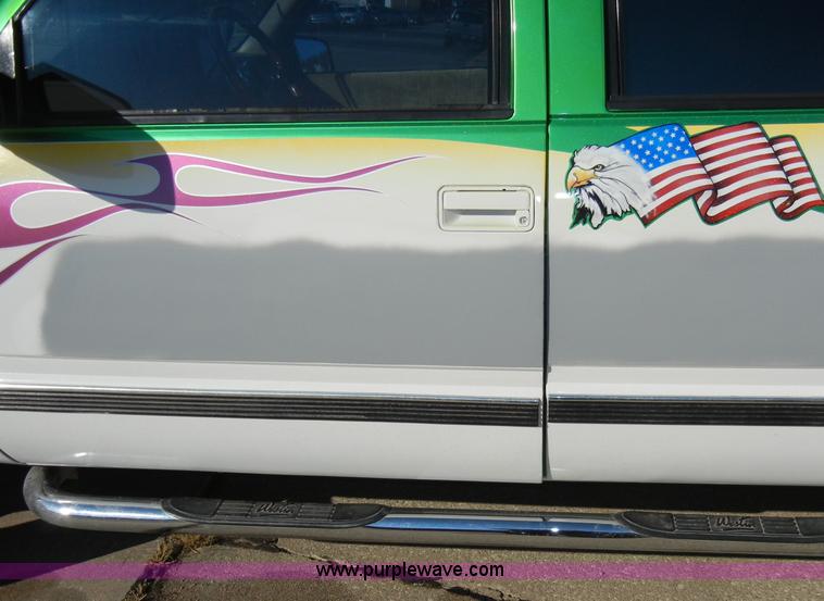 image for item A3307 1993 Chevrolet Suburban 1500 SUV