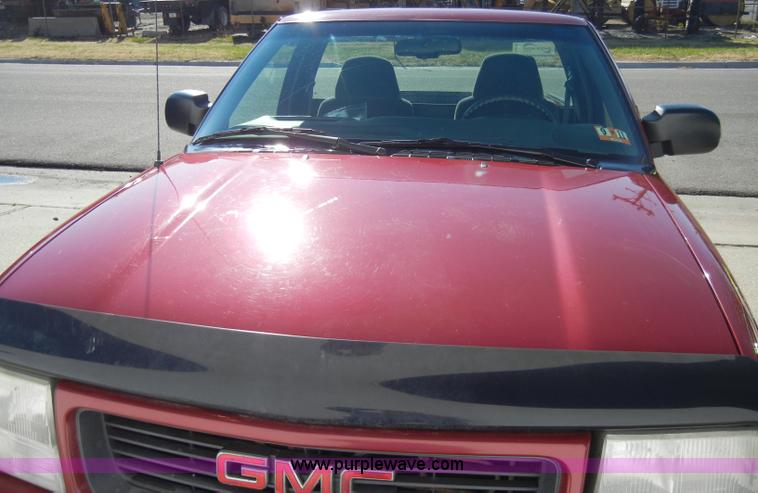 image for item A3308 1999 GMC Sonoma SLS pickup truck