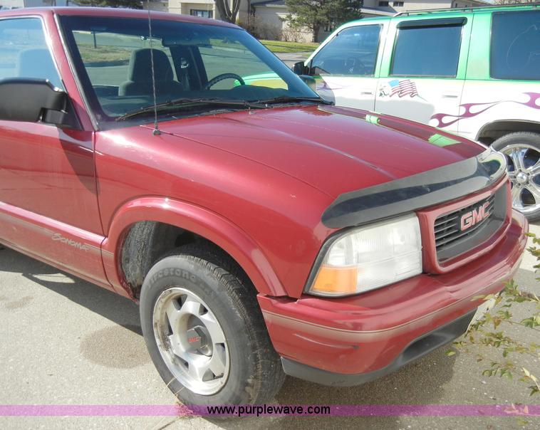 image for item A3308 1999 GMC Sonoma SLS pickup truck
