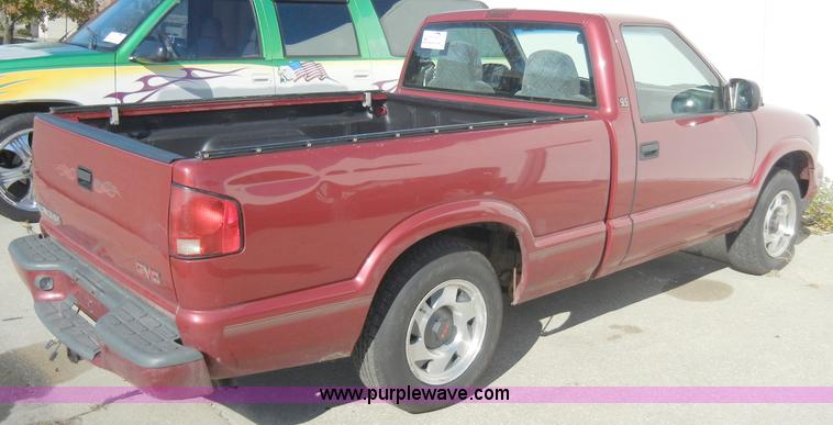image for item A3308 1999 GMC Sonoma SLS pickup truck