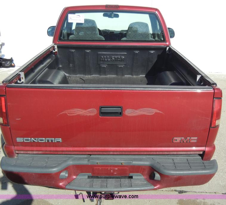 image for item A3308 1999 GMC Sonoma SLS pickup truck