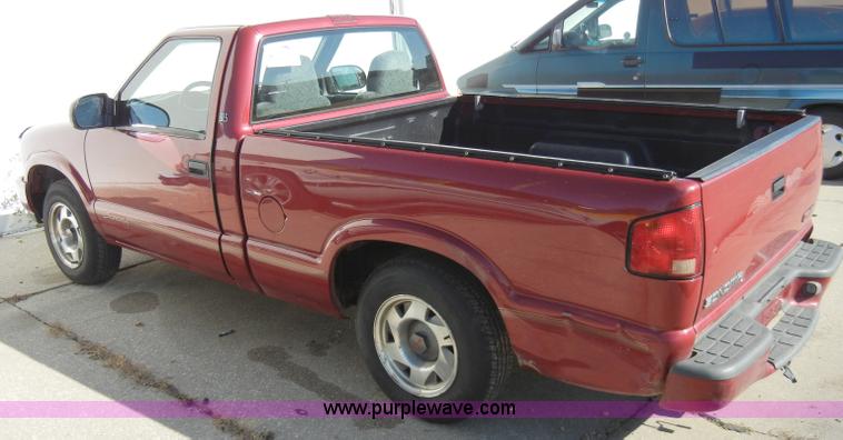 image for item A3308 1999 GMC Sonoma SLS pickup truck