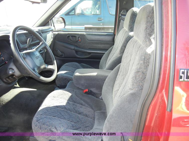 image for item A3308 1999 GMC Sonoma SLS pickup truck