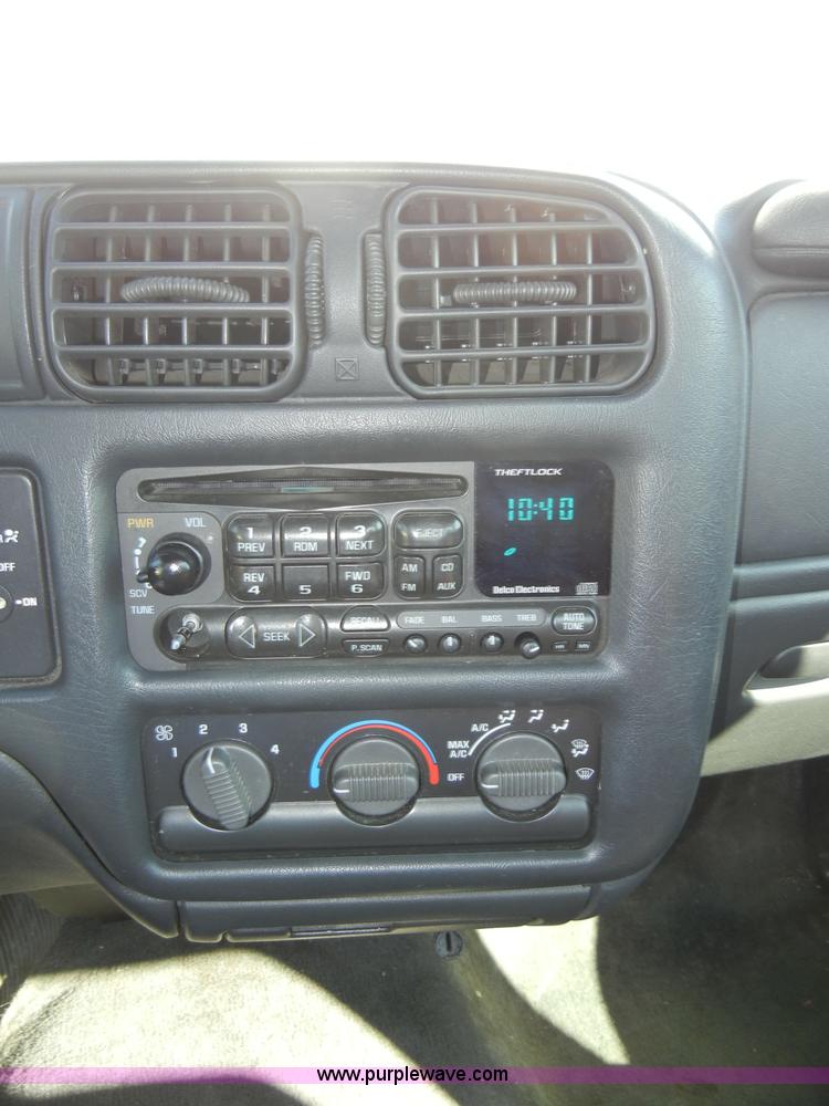 image for item A3308 1999 GMC Sonoma SLS pickup truck