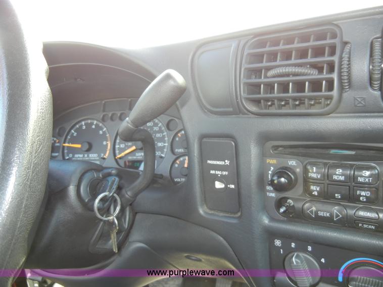 image for item A3308 1999 GMC Sonoma SLS pickup truck