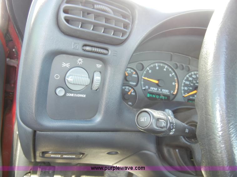 image for item A3308 1999 GMC Sonoma SLS pickup truck