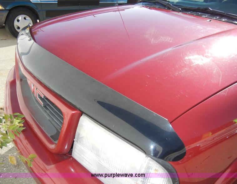 image for item A3308 1999 GMC Sonoma SLS pickup truck