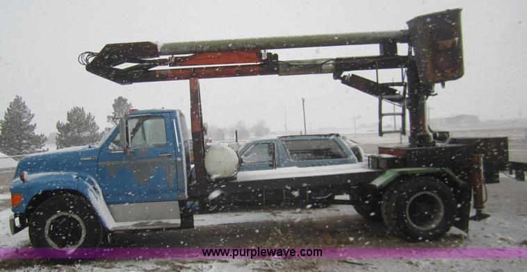 image for item B5569 1995 Ford F700 bucket truck