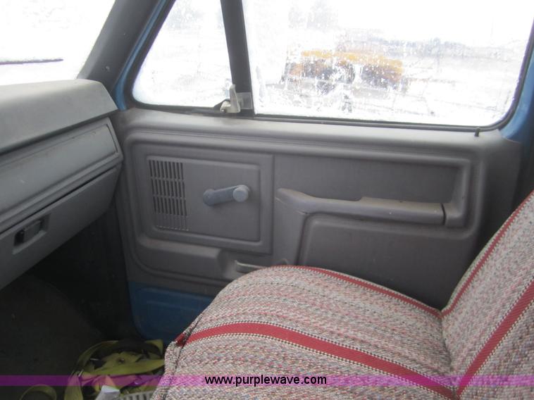 image for item B5569 1995 Ford F700 bucket truck